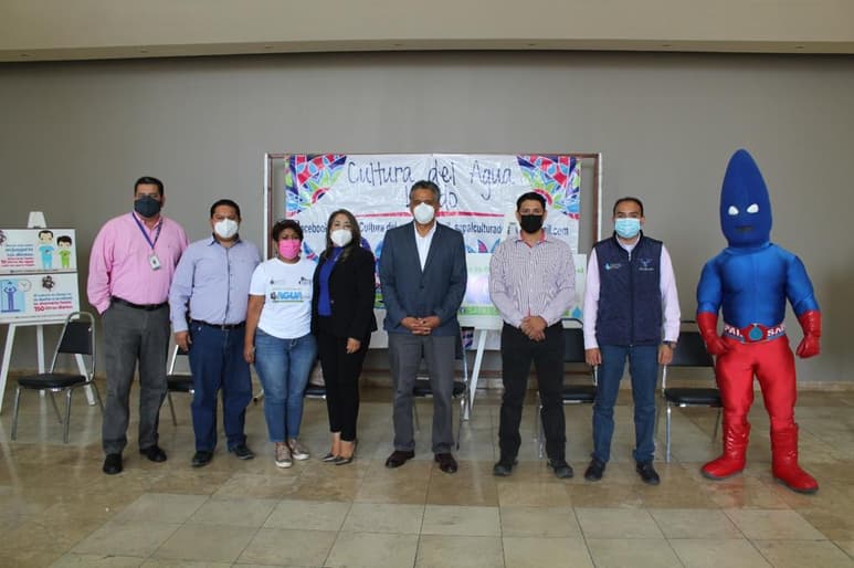 La coordinadora de Cultura del Agua, Guadalupe Badillo explicó la funcionalidad y el beneficio de cada uno de los productos entregados en la campaña, donde se busca minimizar el gasto de agua en la regadera bañándose en 5 minutos. (EL SIGLO DE TORREÓN)