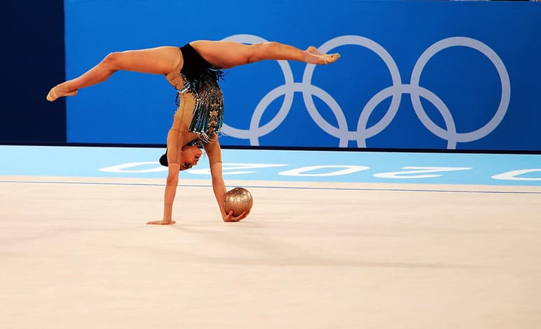 Tuvieron que pasar 20 años para que la gimnasta Rut Castillo Galindo, cumpliera el sueño de participar en unos Juegos Olímpicos, y Tokio 2020 le dio la oportunidad de presentarse entre las mejores exponentes de rítmica, que este jueves inició actividades en la capital nipona. (ESPECIAL)