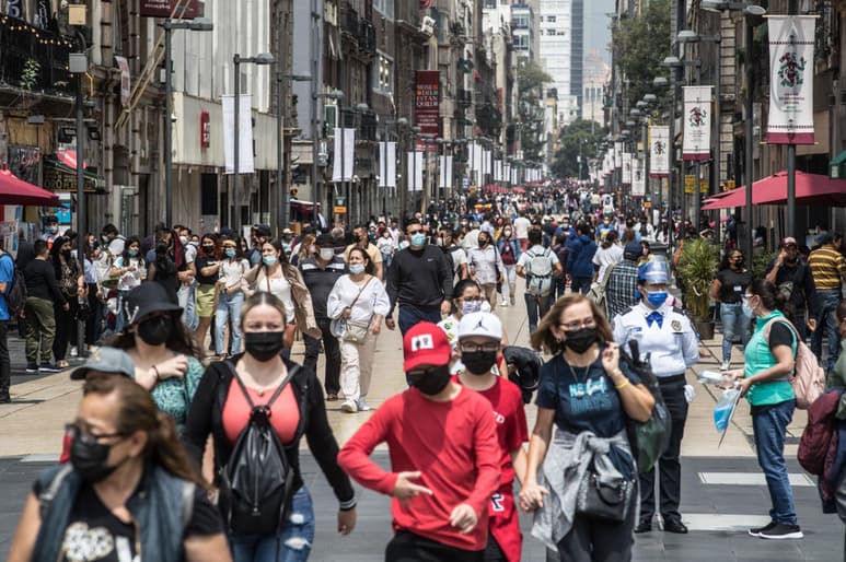 Pese a que a las 11 de la mañana y en conferencia de prensa en gobierno capitalino había anunciado que la Ciudad de México se mantenía en semáforo naranja, por COVID, la tarde de este viernes el Gobierno federal publicó el nuevo semáforo a nivel nacional, donde pone a la Ciudad de México en semáforo rojo. (EL UNIVERSAL)