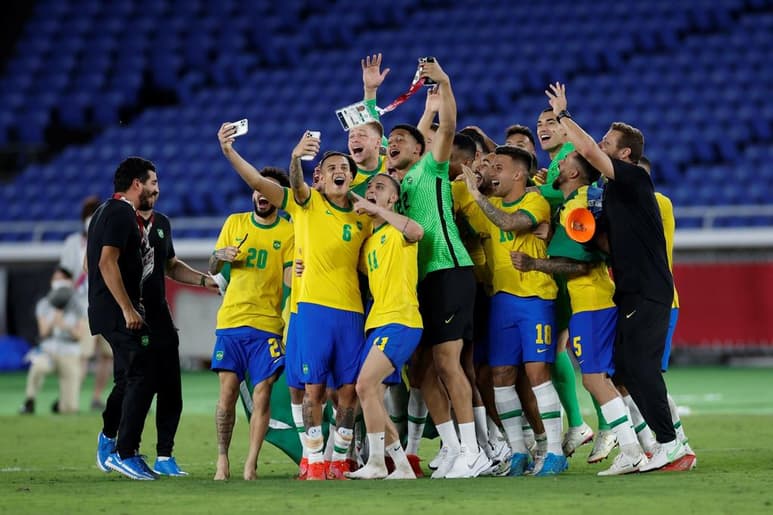 Brasil, que finalmente pudo colgarse su primer metal dorado en Río 2016, sumó su segundo título consecutivo. España tendrá que seguir esperando para su segunda consagración olímpica. (EFE)