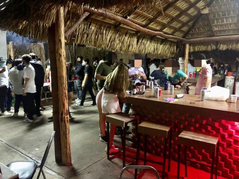 El fin de semana se clausuró una quinta ubicada en el fraccionamiento Las Etnias de Torreón, en la que se detectó la presencia de al menos 180 personas, de las cuales 40 eran menores de edad. (ESPECIAL)