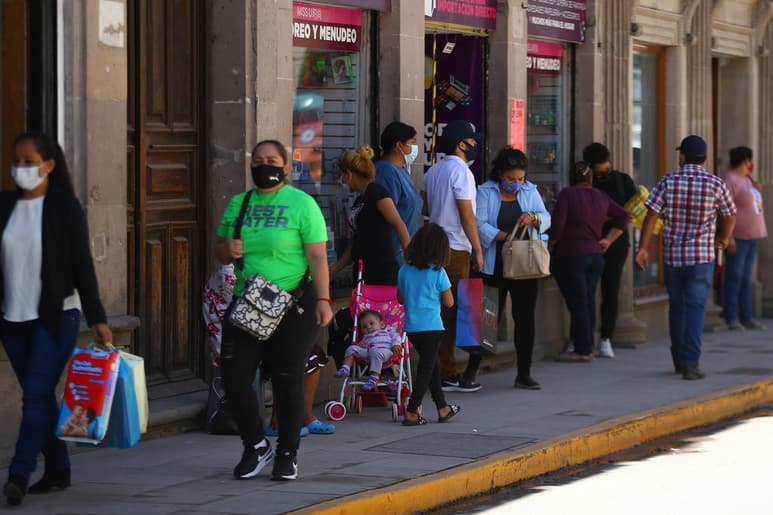 De acuerdo con el reporte diario que ofrece la Secretaría, también entre los activos, los cuales fueron diagnosticados en los últimos 14 días, se encuentran 189 menores entre los 10 a los 19 años de edad.
(ARCHIVO)