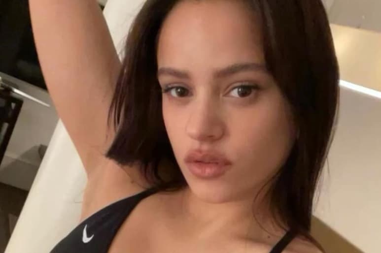 La cantante española de 'De aquí no sales', 'cautivó' a sus seguidores al mostrarse con traje de baño a través de una publicación en Instagram (@ROSALIA.VT)