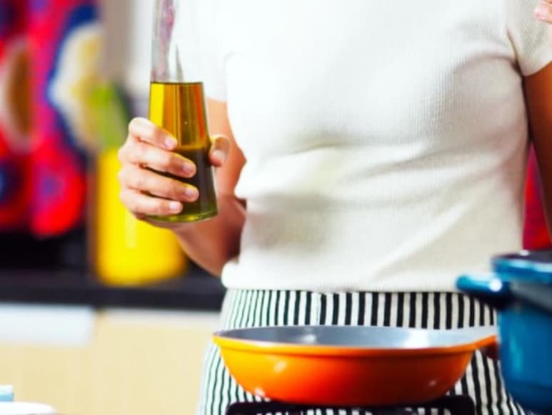 Existen varios mitos alrededor de si es bueno reutilizar el aceite de cocina o no. Algunas personas creen que hay que desecharlo inmediatamente después de utilizarlo, mientras que otros piensan que, dependiendo del uso que se le dé, puede emplearse un par de veces más.