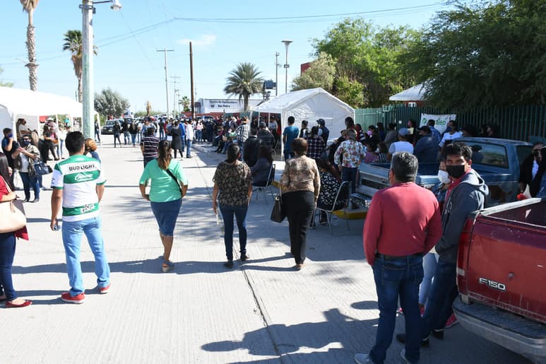 De los nueve municipios que conforman la Región Desierto, únicamente San Pedro y Francisco I. Madero, están pendientes de la vacuna contra COVID-19, para personas de 18 años en adelante, afirmó la delegada de la Secretaria del Bienestar Aida Mata Quiñones. (ARCHIVO)