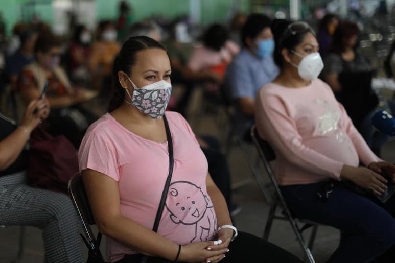 'Seguimos haciendo un llamado a que adultos que no se han vacunado, lo haga, el llamado especial es a mujeres embarazadas, el 11 mayo abrimos la vacunación a mujeres embarazadas porque se identificó en México y otros países un mayor riesgo en mujeres embarazadas y las vacunas son seguras para esta población', expresó el subsecretario de Salud, Hugo López-Gatell.
(ARCHIVO)