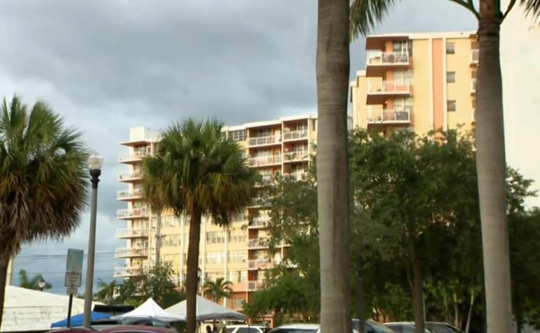 La noche del lunes, unas seis semanas después de que 98 personas murieran cuando se derrumbó el edificio Champlain Towers South en la localidad vecina de Surfside, los residentes del edificio de 138 apartamentos subieron sus pertenencias a vehículos, reportó la prensa. Les ordenaron dejar el edificio a más tardar la mañana del martes.
(EFE)