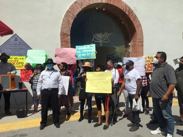 Juan Villareal, de la organización Cocopo Laguna, informó que se mantendrán en el lugar en espera de ser atendidos por el subsecretario de Gobierno, Oswaldo Santibáñez, de lo lograrlo se plantarán nuevamente el día de mañana.
(EL SIGLO DE TORREÓN)