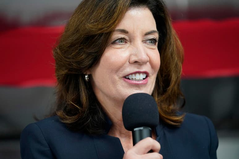 La demócrata Kathy Hochul, actual vicegobernadora de Nueva York, se convertirá en la primera mujer que dirige el estado después de la dimisión anunciada este martes por el gobernador Andrew Cuomo, amenazado con un juicio político tras ser acusado de acoso sexual por varias mujeres. (AP)
