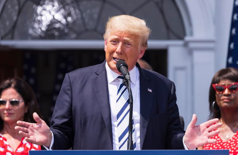 El legislador de Florida Anthony Sabatini presentó oficialmente un proyecto de ley para cambiar el nombre de la carretera más larga del estado por el de 'Autopista del presidente Donald J. Trump', una iniciativa dirigida a contrarrestar los intentos de 'destruir el legado' de su ídolo.
