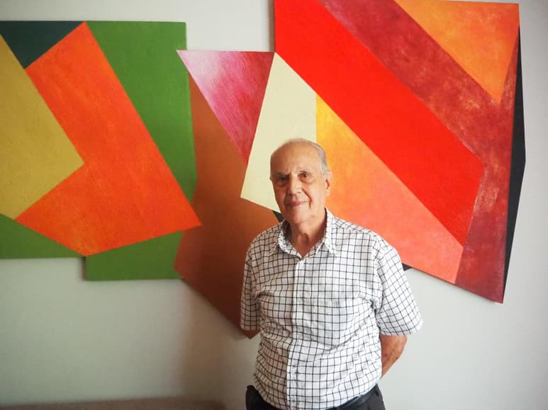 La pasión por el arduo trabajo artístico es algo que caracteriza a la obra de Alonso de Alba Bessonnier (Torreón, 1938). Durante la pandemia, el artista no ha abandonado el ejercicio creativo ni un sólo día, por eso la producción de sus cuadros madí ha sido vasta. (ARCHIVO) 
