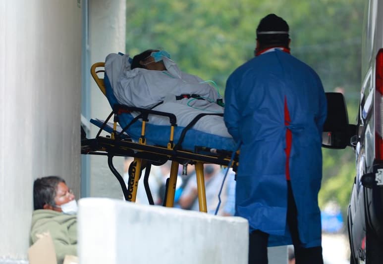 La Secretaría de Salud de México informó este martes de 19,555 nuevos contagios confirmados de la COVID-19, para totalizar 2,997,885 casos, además de 786 nuevas muertes para alcanzar 245,476, en medio de la tercera ola de la pandemia en el país. (ARCHIVO)