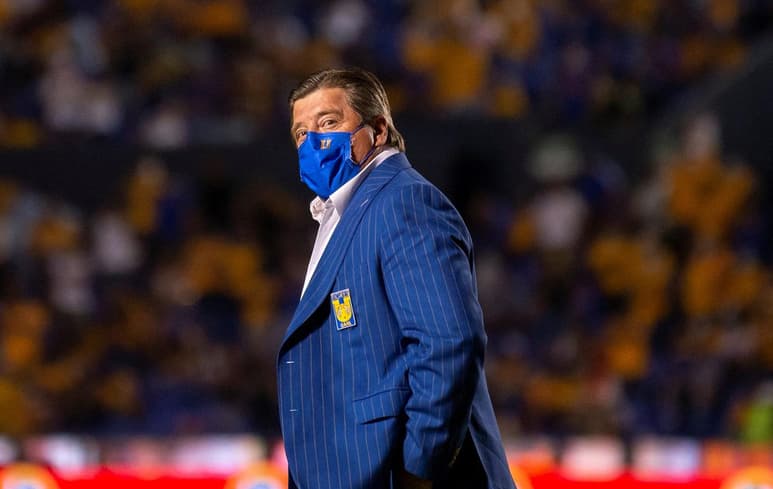 Miguel Herrera se ve molesto. Ahora no pone excusas, acepta la derrota, pero lo que no acepta es que no hay intensidad en la cancha. (ARCHIVO)