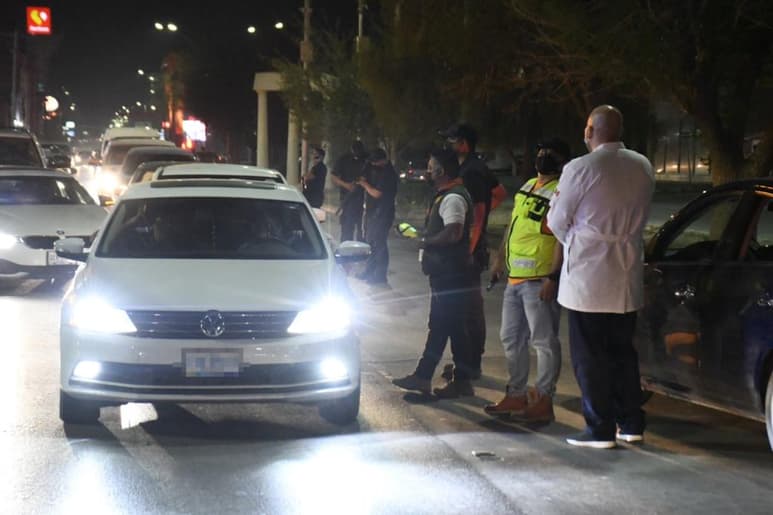El jefe de Tránsito y Vialidad, Alejandro Gutiérrez, informó que en el marco de la tercera ola de contagios del COVID-19 que se tiene a nivel nacional y que ha impactado ya a nivel regional, se mantendrá el Operativo Alcoholímetro de Torreón solamente en su modalidad de sobrevigilancia, de forma que los filtros fijos que se venían aplicando en diversos cruceros y vialidades quedarán descartados mientras ocurre una baja en los indicadores sanitarios. (ARCHIVO)
