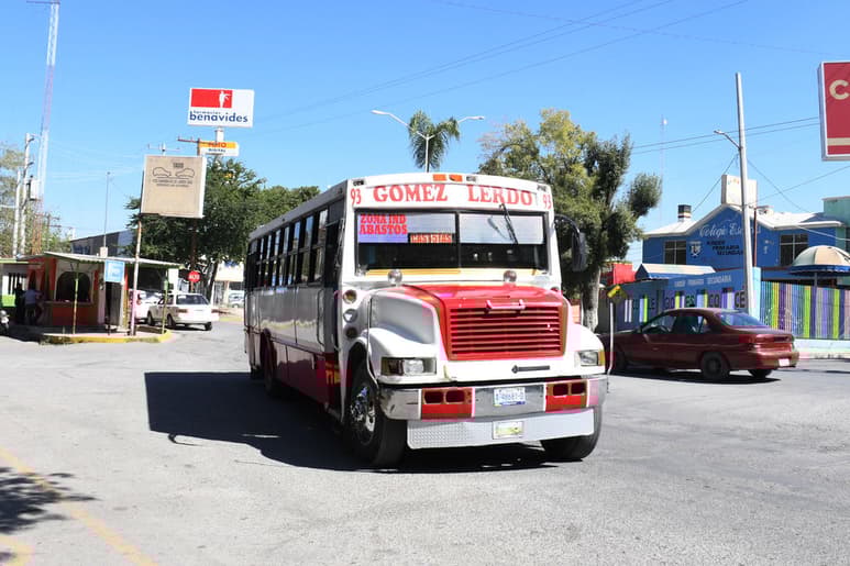 Ante las nuevas medidas que se dictaron en el transporte público para contener el número de contagios COVID-19 en la entidad, los trabajadores del volante llaman a la ciudadanía y a los usuarios a ser comprensivos y adoptar las medidas preventivas como lo es el uso del cubrebocas ya que se ha observado resistencia en ellos para hacerlo además de respetar la ocupación permitida. (ARCHIVO)