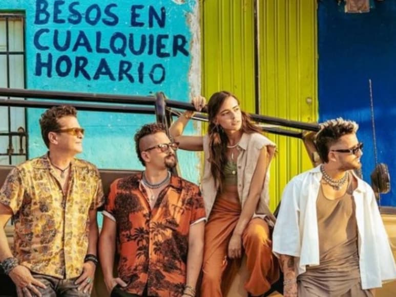 El cantautor colombiano Carlos Vives presentó este miércoles en Bogotá 'Besos en cualquier horario', un sencillo en el que une su talento al de los venezolanos Mau y Ricky, y al de Lucy Vives, su hija, que debuta como cantante.
