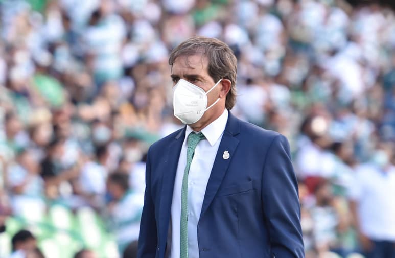 Almada dijo que hará algunas rotaciones en el partido de hoy, para así evitar el desgaste de sus jugadores. (ESPECIAL)