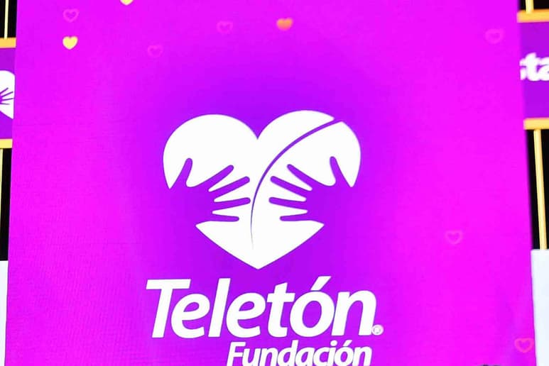 En conferencia de prensa, el titular del Ejecutivo federal, acompañado por Emilio Azcárraga Jean, presidente del Consejo de Administración de Televisa, y por Fernando Landeros, presidente de la Fundación Teletón, indicó que este convenio es el primero que su gobierno firma con una organización civil.
(ARCHIVO)