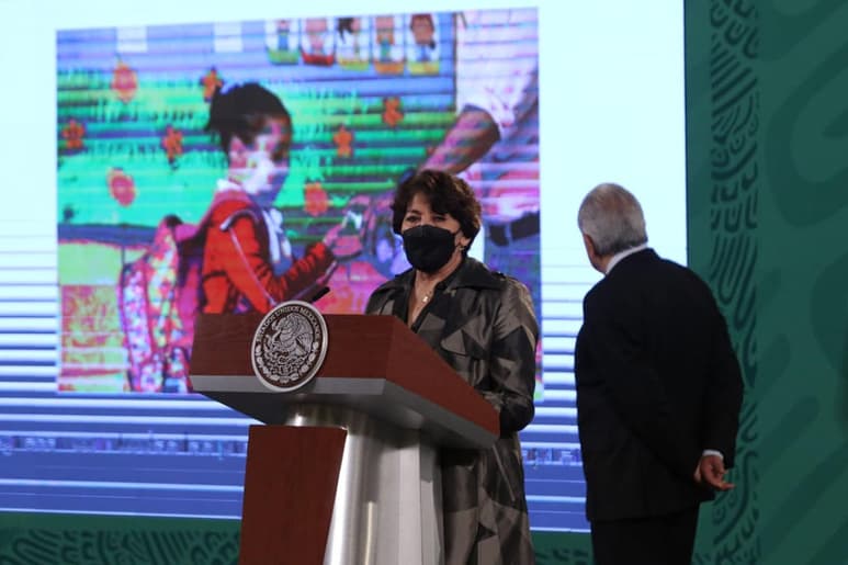 En conferencia de prensa en Palacio Nacional que encabeza el presidente López Obrador, la secretaria afirmó que este regreso a clases es urgente por “los fuertes problemas” que hay de violencia intrafamiliar, de estrés y de obesidad que presentan los menores debido al confinamiento por la pandemia del COVID-19.
(EL UNIVERSAL)
