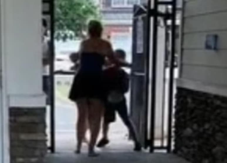 La mujer empujo al menor de edad y fue imputada por ello (CAPTURA)