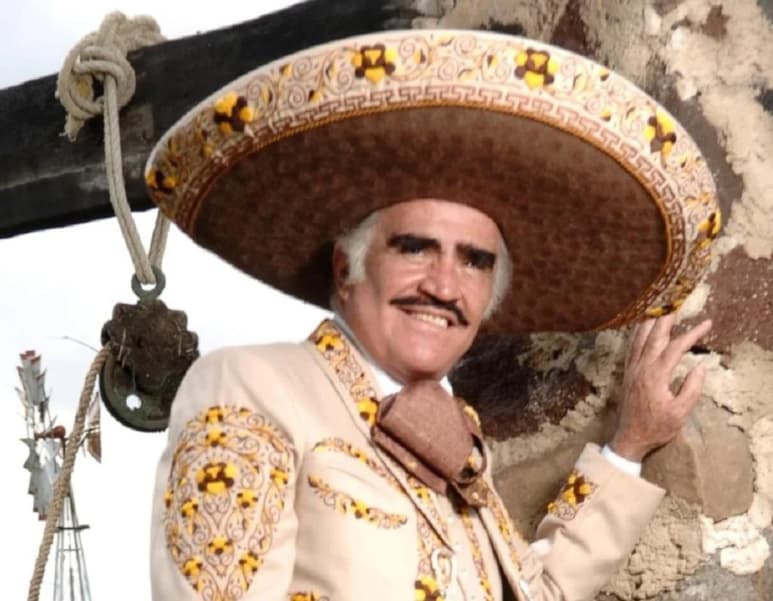 El cantante de música ranchera Vicente Fernández responde bien al tratamiento médico, aunque se mantiene grave tras sufrir una caída en Guadalajara (oeste de México), informó este jueves su hijo Vicente Fernández junior.