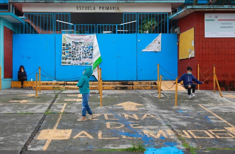 Pese a tercera ola de contagios por COVID-19, un juez federal rechazó frenar el regreso a clases porque consideró que, de hacerlo, sería perjudicial y que las clases presenciales no son obligatorias. (ARCHIVO)