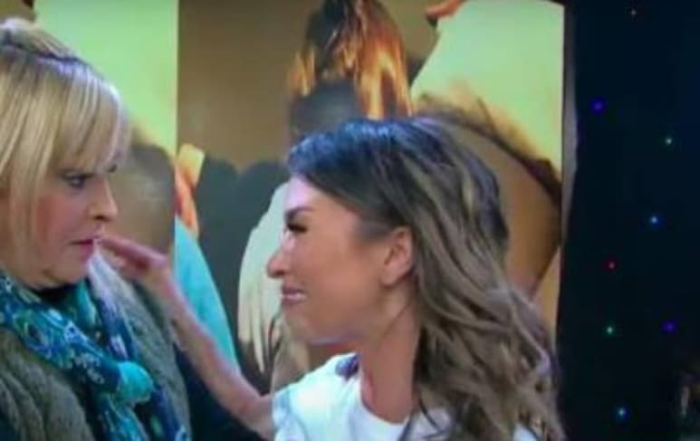 Este jueves durante su participación en el reality 'Quiero Cantar' de Venga la Alegría, Laura G interpretó 'Vida de ricos' de Camilo con algunas fotografías de su familia en el fondo. 