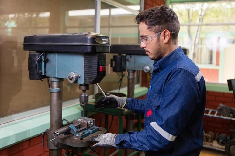 Mientras que del CETEF han egresado un total de 97 estudiantes especializados en Técnicos en Operación de Equipo Minero, 70% de ellos labora en Fresnillo plc. Tanto en Fresnillo plc como en Peñoles se abren las puertas y oportunidades laborales a quienes concluyen exitosamente el programa.
(ESPECIAL)