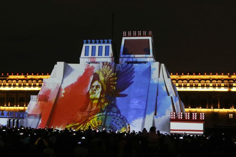 Con 16 metros de altura, la réplica de la pirámide fue presentada al público mediante un espectáculo nocturno de luces con el que la capital mexicana quiso honrar la 'resistencia indígena' de los mexicas o aztecas al cumplirse los 500 años de la conquista.
(EFE)