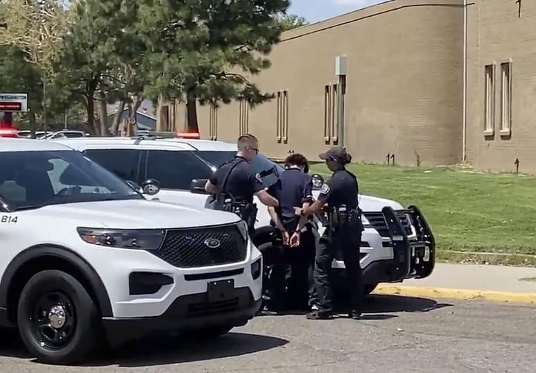 La policía de Albuquerque, detuvo el viernes a un estudiante bajo sospechas de abrir fuego en la Escuela Secundaria Washington y privar de la vida a uno de sus compañeros (ESPECIAL)