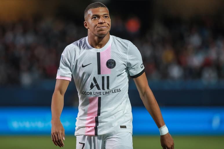 Kylian Mbappé recibió múltiples abucheos por parte de la afición del París Saint-Germain este sábado, en la presentación del equipo parisino en el Parque de los Príncipes.