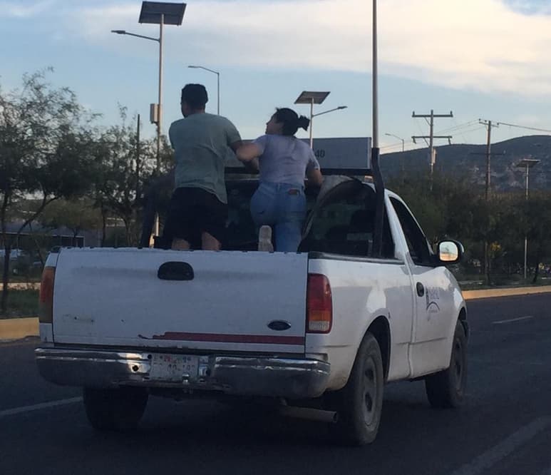 Haciendo uso de un vehículo oficial de la Administración Municipal de Lerdo, así como violentando el reglamento de Tránsito y Vialidad vigente del municipio de Lerdo, fue captado circulando por las calles de la ciudad.