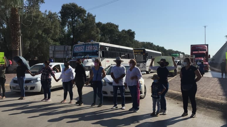 Comerciantes afectados por la lluvia que los sorprendió el viernes por la tarde, bloquearon un tramo del bulevar Ejército Mexicano. (GUADALUPE MIRANDA)