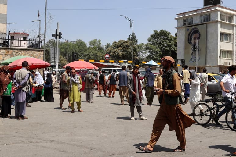 El presidente afgano, Ashraf Ghani, abandonó este domingo Afganistán, mientras los talibanes entraban finalmente en Kabul para evitar, dijeron, robos ante la huida de las fuerzas de seguridad, una presencia de los insurgentes en las calles de la que Efe fue testigo. (EFE)