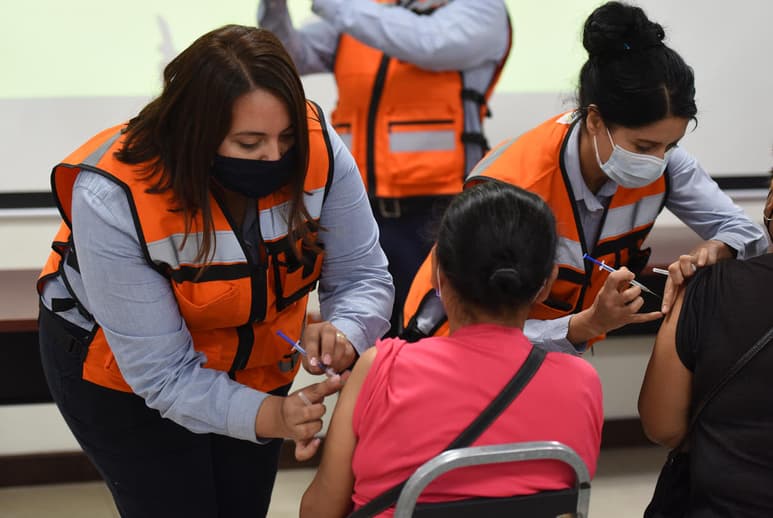 La delegación de Bienestar Social en La Laguna de Coahuila anunció este domingo la vacunación contra el COVID-19 para rezagos de 40 a 49 años del municipio de Torreón. (ARCHIVO)