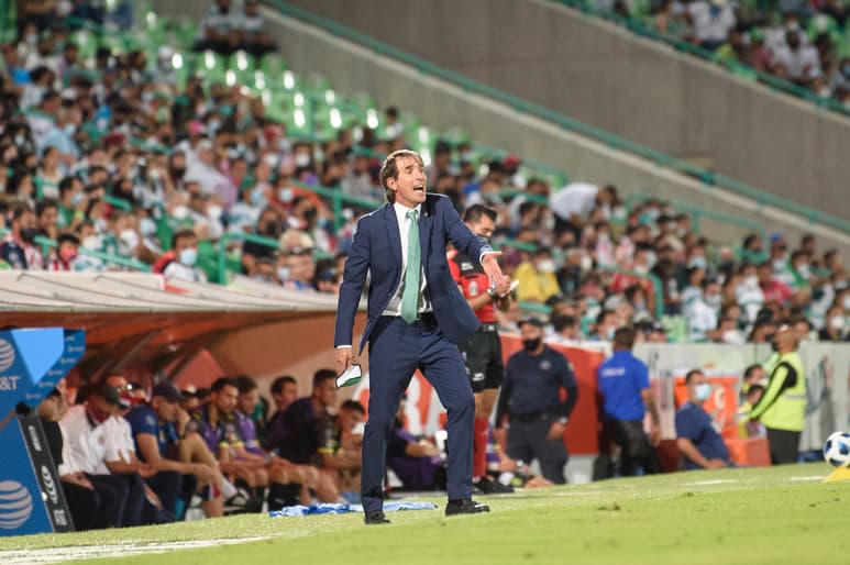 Guillermo Almada debió rotar jugadores para afrontar el partido del miércoles frente al Atlas. (JORGE MARTÍNEZ)