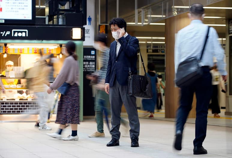 Los casos nuevos están alcanzando niveles récord en varias zonas, promediando unos 5,000 la mayoría de los días de la semana pasada en Tokio.
(EFE)