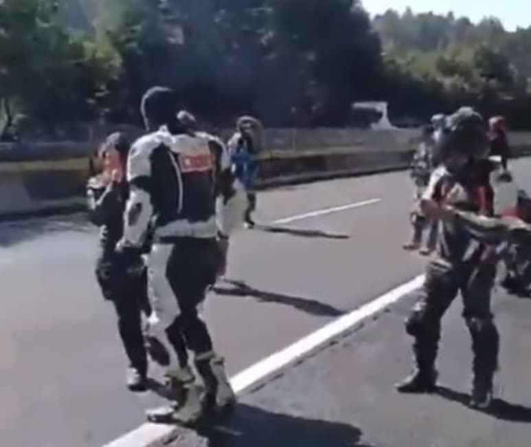 '¡Dana no te duermas! ¡Dana!', exclama un motociclista junto al cuerpo de una mujer, quien al parecer lo acompañaba cuando chocaron en la autopista México-Cuernavaca, a la altura de Tres Marías tras pasar la curva de La Pera.