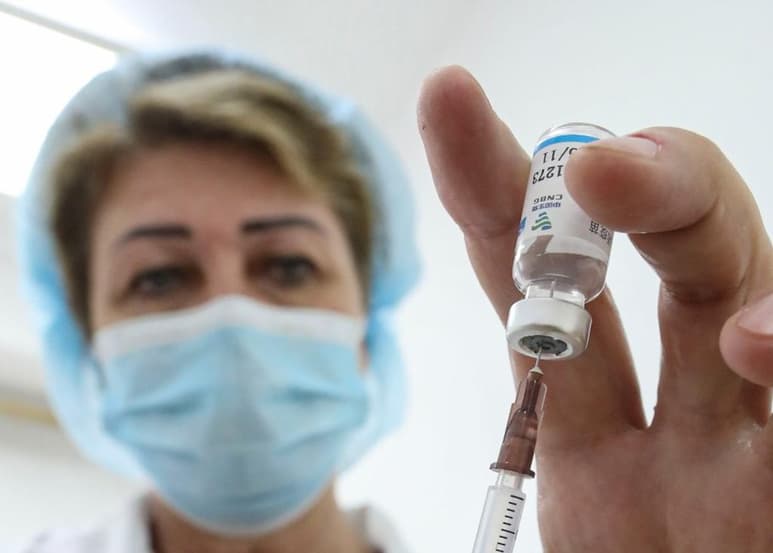 Un estudio señala que hay un 'pequeño aumento' del riesgo de sufrir parálisis facial asociado con la vacuna CoronaVac contra la COVID-19, aunque los beneficios 'superan con creces' el riesgo 'muy poco frecuente' de este efecto, que en la mayoría de los casos es temporal y se resuelve solo.