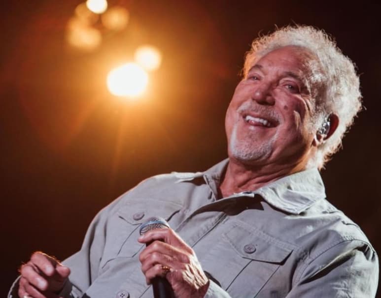 El incombustible Tom Jones, que acaba de cumplir 81 años, es un cantante de los de antes, un músico con mayúsculas que no necesita más parafernalia para llenar un auditorio que un micro, música y su propia voz; y así lo demostró este lunes en Starlite Marbella (Málaga, sur), donde llegó con su último trabajo “Sourrounded by Time” (Rodeado de Tiempo).