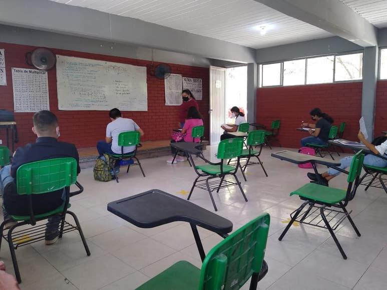 Sin convivencia, geles antibacteriales, mascarillas, termómetros; así será el regreso a clases. (ARCHIVO)