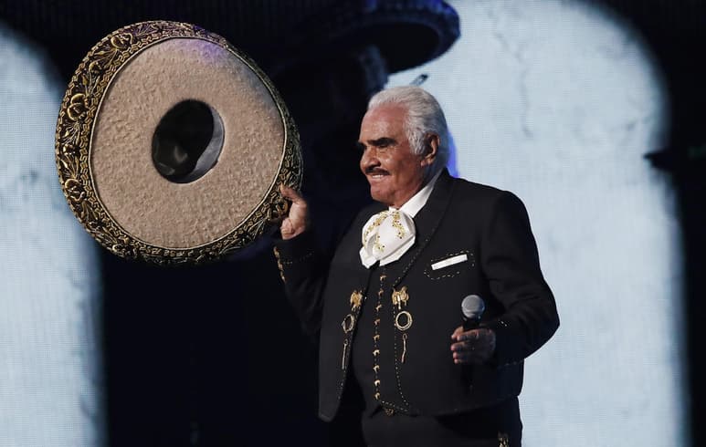 El pueblo de habla hispana sigue al pendiente de la salud de Vicente Fernández, quien desde hace varios días se encuentra internado en un hospital tapatío supuestamente por una caída que sufrió. (ARCHIVO)