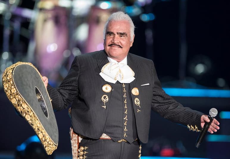 Gran preocupación se ha generado en torno a la salud de Vicente Fernández, y es que de acuerdo a nuevos reportes, el “Charro de Huentitán” no estaría hospitalizado debido a una caída que se dijo que sufrió, sino que en realidad sería a causa de una enfermedad. (ARCHIVO)