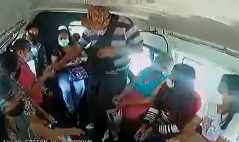 Los 'vendedores' de dulces se mostraron insistentes y 'amenazantes' ante los pasajeros de la combi, hasta que estos accedieron a comprar su producto (CAPTURA)
