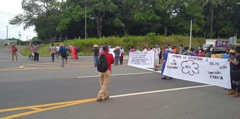 Indígenas que exigen la construcción de una carretera troncal bloquearon hasta este martes, por casi 24 horas, un sector de la vía Interamericana en Panamá, que comunica al país con el resto de Centroamérica, lo que generó un gigantesco atasco y pérdidas económicas. (ESPECIAL) 
 