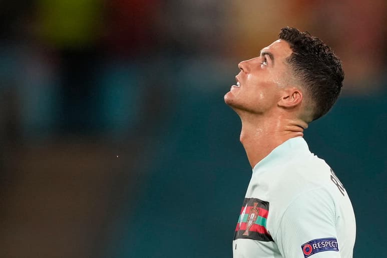 El delantero portugués del Juventus Cristiano Ronaldo no ocultó su enfado por la informaciones que le han vinculado en los últimos días con distintos clubes, entre ellos con su exequipo el Real Madrid, y aseguró que 'no puede permitir que se siga jugando con su nombre'.