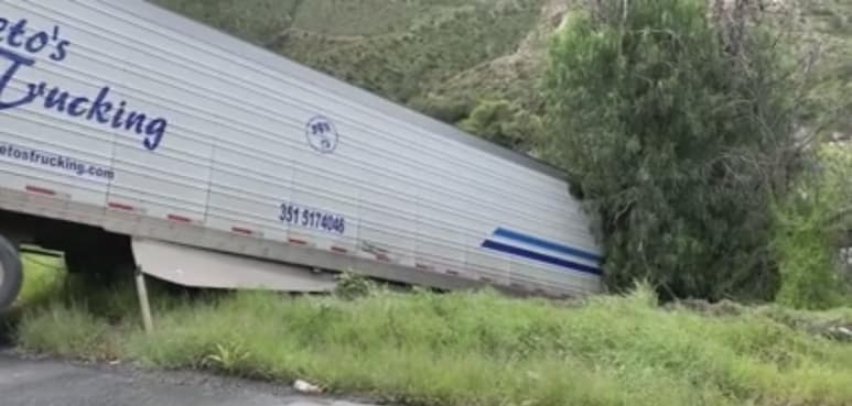 Y de nueva cuenta el cansancio cobró la factura a un chofer de tráiler, quien luego de dormitar terminó con su pesada unidad en el fondo de un barranco en la carretera 57 en el tramo Los Chorros la tarde de este martes, en el municipio de Arteaga. (EL SIGLO DE TORREÓN)