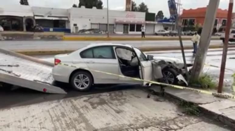 La fuerte lluvia que se registró la tarde del martes en la capital del estado, ocasionó que un vehículo de lujo se derrapara e impactara a otro más, al proyectarse este terminó estrellándose en un poste de la CFE, dejando su luz a vecinos de la colonia República. (EL SIGLO DE TORREÓN)