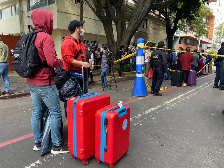 Casi 12 horas después de la explosión en un edificio de la alcaldía Benito Juárez, los habitantes de ese lugar regresaron por sus cosas; las autoridades les dieron solo 15 minutos para sacar sus pertenencias más esenciales. (EL UNIVERSAL)