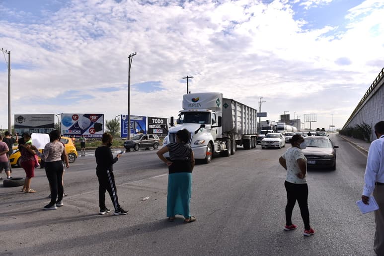 Habitantes de la colonia Nueva Laguna Norte se manifestaron ayer en la mañana, reclaman por desabasto de agua. (ÉRICK SOTOMAYOR)
